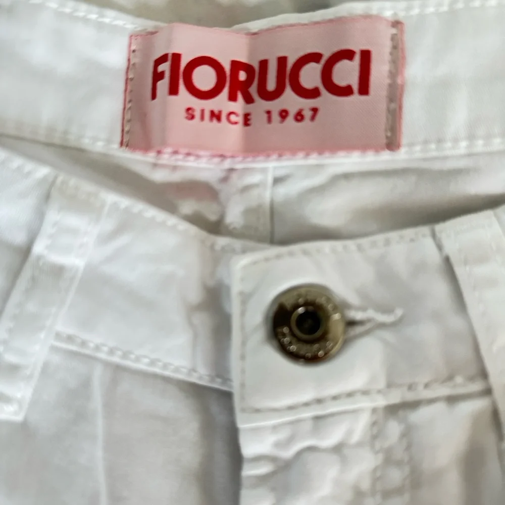 🆕 Fiorucci White Jeans SZ 27